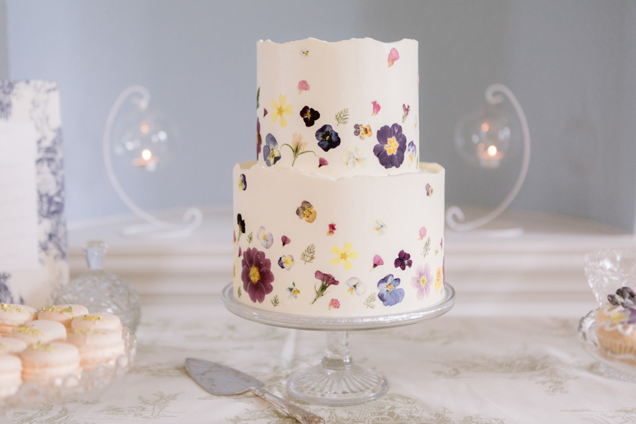 WEDDING CAKE ADVICE How To Incorporate Edible Flowers Into Your
